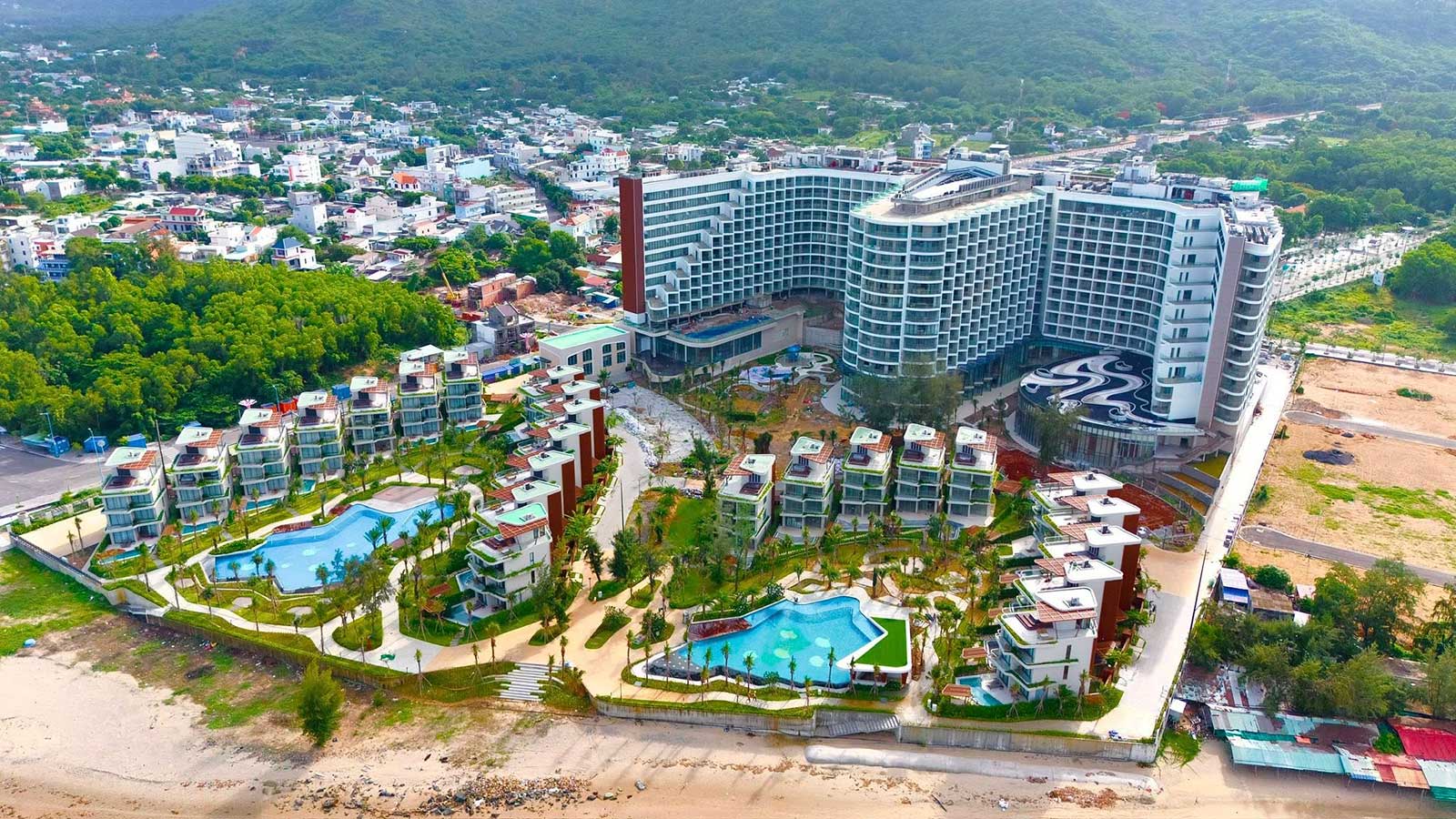 Charm Resort Long Hải sở hữu vị trí "lưng tựa núi, mặt hướng biển"